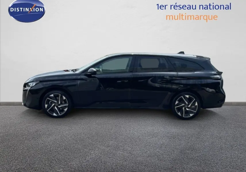 Peugeot 308 SW Hybrid 145ch noir métal vue de profil côté gauche, avec jantes alliage bicolores et toit panoramique.