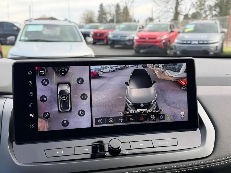 Vue intérieure de l'écran multimédia montrant une caméra 360° du Nissan Qashqai noir Hybrid e-POWER 2025 en vue aérienne.