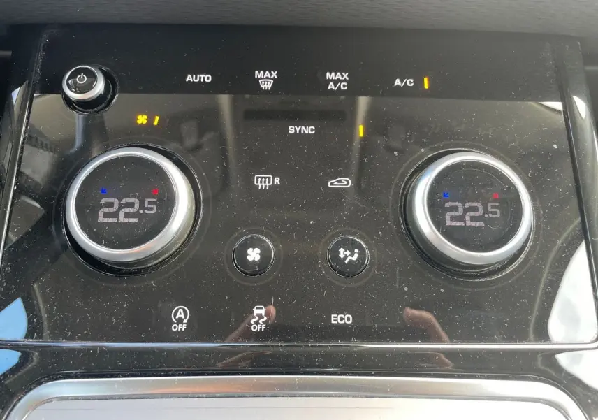 Panneau de commande de climatisation du Range Rover Evoque blanc 2020, affichant 22,5°C en mode synchronisé.
