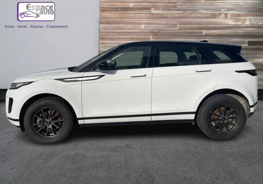 Profil côté gauche d'un Range Rover Evoque blanc 2020 avec toit noir et jantes noires sur fond urbain.