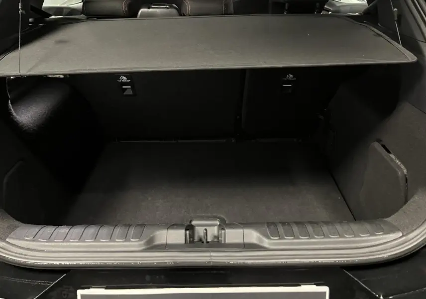 Coffre ouvert noir du Ford Puma 2023, vue arrière montrant la plage arrière et banquette rabattable.