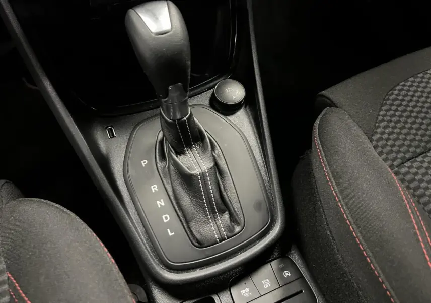 Levier de vitesses automatique noir avec surpiqûres blanches et siège tissu noir à surpiqûres rouges Ford Puma 2023.