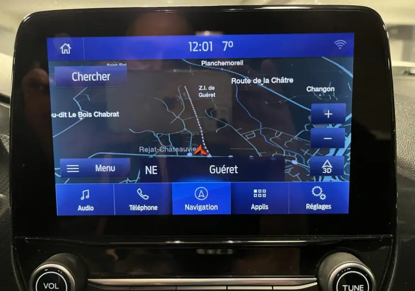 Écran tactile central du Ford Puma 2023 montrant la navigation GPS avec interface Ford SYNC 3 en mode carte.