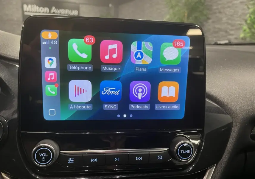 Écran tactile central Ford SYNC 3 avec interface Apple CarPlay dans l'habitacle noir du Ford Puma 2023.