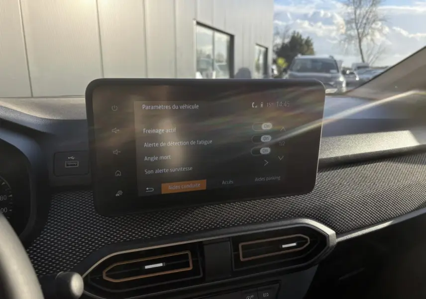 Écran tactile central du tableau de bord d'une Dacia Sandero Stepway 2024, avec menu des aides à la conduite visible.