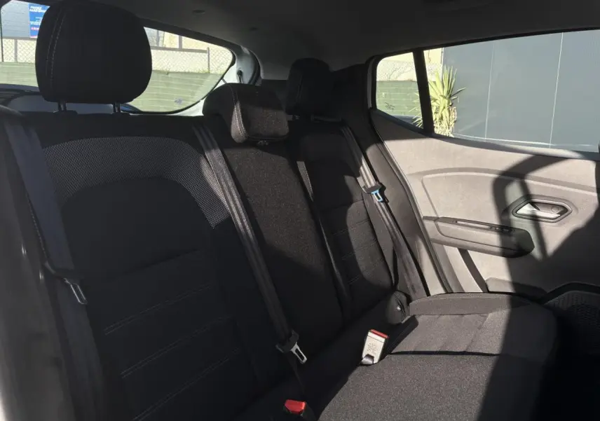 Banquette arrière noire vue côté droit dans une Dacia Sandero Stepway 2024 Blanc Glacier.