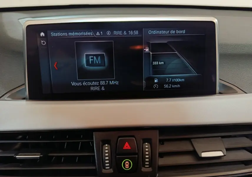 Écran central du tableau de bord de la BMW X1 sDrive18i 2021 affichant radio FM et ordinateur de bord.