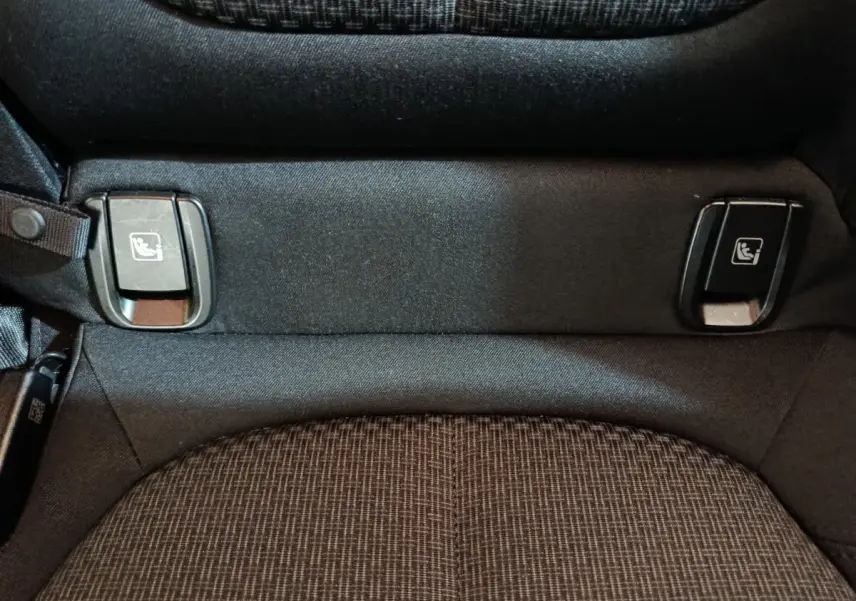Gros plan sur les attaches Isofix noires sur la banquette arrière en tissu gris foncé d'un BMW X1 sDrive18i Lounge 2021.