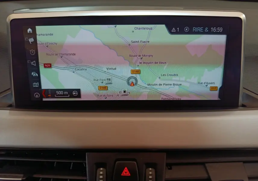 Écran tactile central affichant la navigation GPS du BMW X1 sDrive18i Lounge 2021, vue intérieure du tableau de bord.