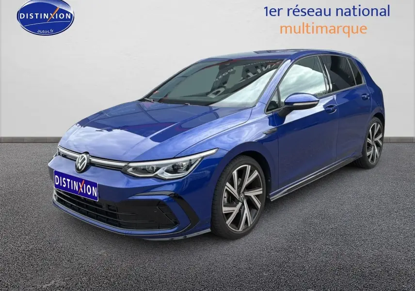 Volkswagen Golf 1.5 TSI R-Line bleu vue 3/4 avant avec jantes alu et phares LED distinctifs.