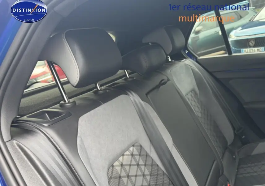 Vue intérieure de la banquette arrière en tissu gris et cuir noir de la Volkswagen Golf 2024 côté droit.
