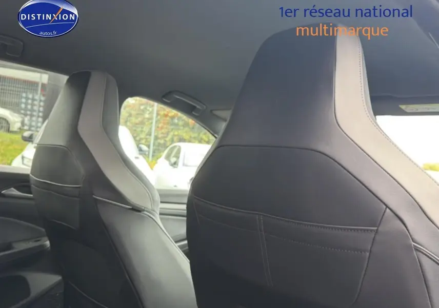 Vue intérieure arrière montrant les dossiers des sièges avant en sellerie noire de la Volkswagen Golf 1.5 ETSI R-Line 2024.