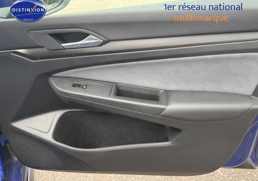 Vue rapprochée de la porte avant gauche bleu de la Volkswagen Golf 1.5 etsi opf 130 R-Line 2024 avec habillage noir et gris.