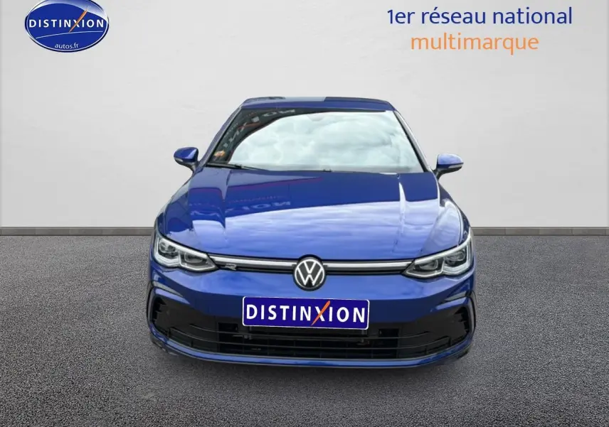 Vue frontale d'une Volkswagen Golf 1.5 ETSI OPF 130 R-Line bleu avec calandre et phares LED distinctifs.