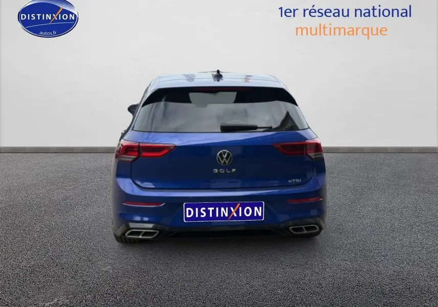 Vue arrière d'une Volkswagen Golf 1.5 TSI bleu 2024 avec feux LED et double sortie d'échappement rectangulaire.