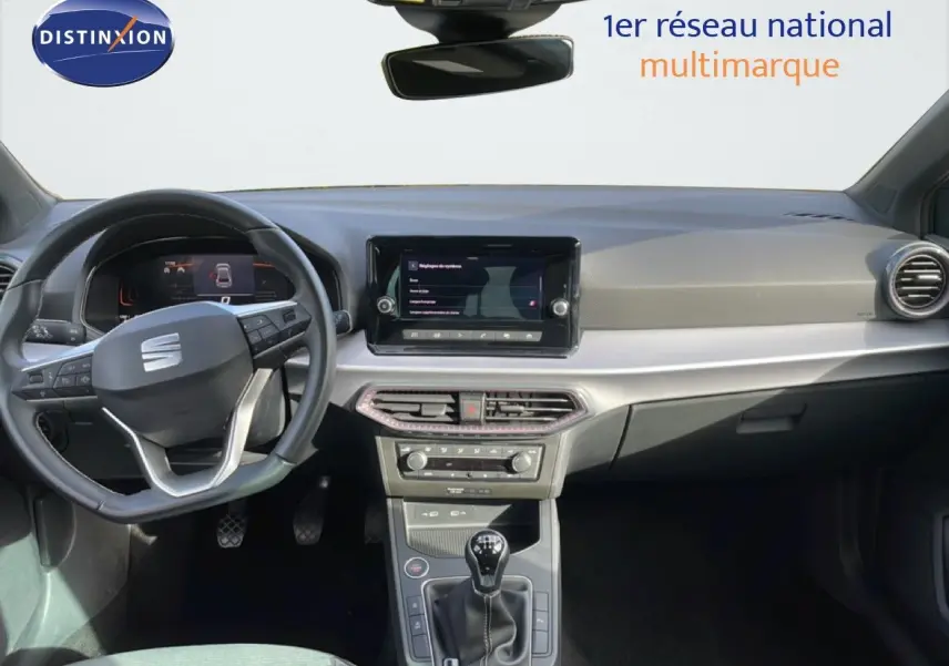 Vue intérieure avant du tableau de bord de la SEAT Ibiza 2025 avec volant multifonction et écran tactile central.