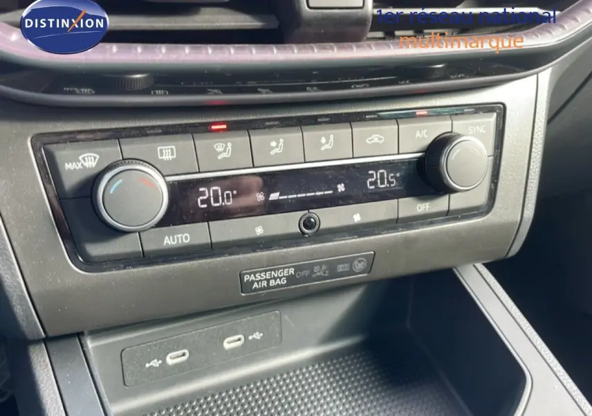 Gros plan sur la console centrale de la SEAT Ibiza bleu Fjord, montrant la climatisation digitale et les ports USB.