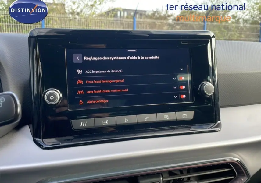 Écran tactile central du tableau de bord de la SEAT Ibiza bleu Fjord 2025 affichant les réglages d’aide à la conduite.