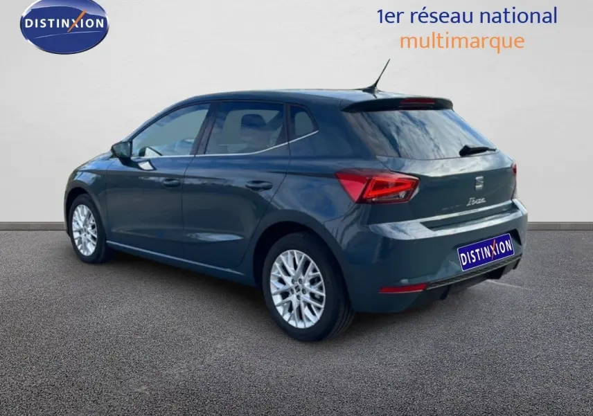 Vue 3/4 arrière droite d’une SEAT Ibiza bleu fjord 2025 avec jantes alliage et feux arrière LED distinctifs.