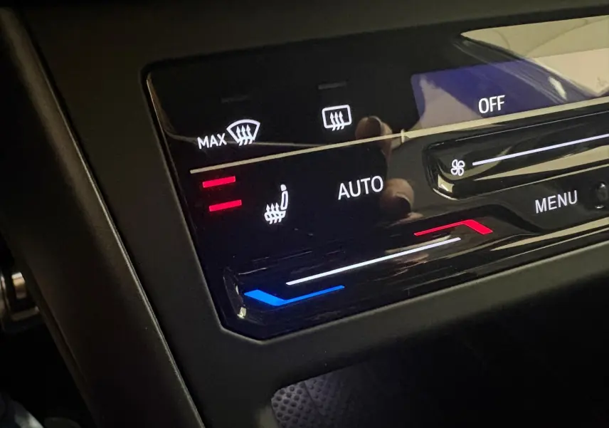 Détail du panneau de commande de la climatisation automatique avec réglage des sièges chauffants sur Volkswagen Taigo gris cendré.