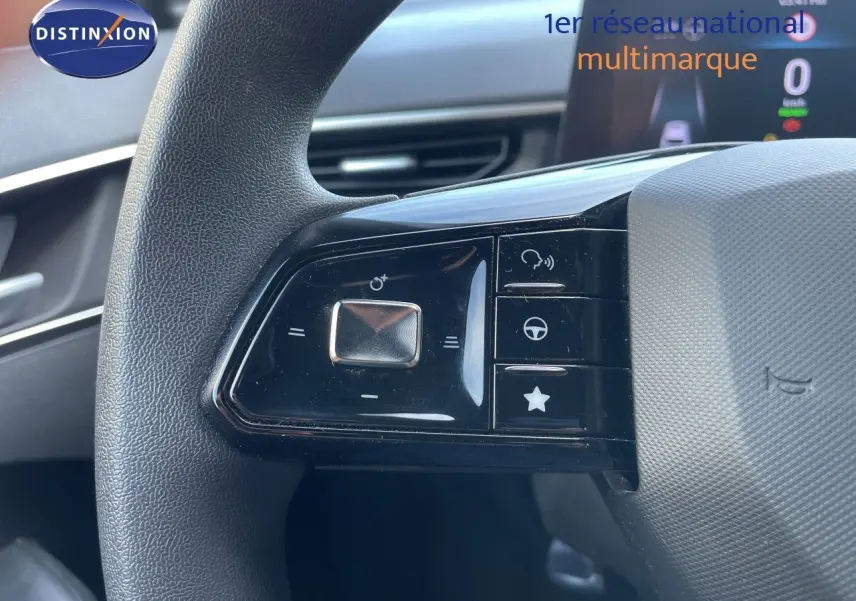Gros plan sur les commandes au volant côté gauche du MG3 1.5L Hybrid+ 195ch Comfort en Pebble Black Metal.