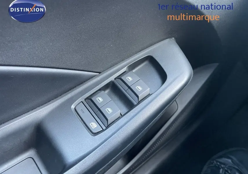Gros plan sur les commandes des vitres électriques côté conducteur de la MG3 2024 en intérieur noir.