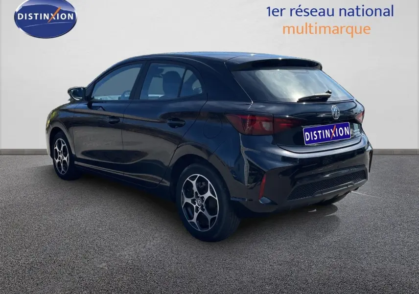 Vue 3/4 arrière droite d'une MG3 1.5L Hybrid+ 195ch Comfort noire Pebble Black Metal avec jantes alliage distinctives.