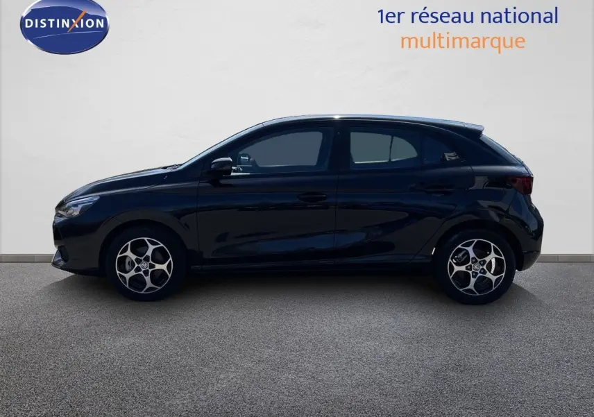 Profil droit de la MG3 1.5L Hybrid+ 195ch Comfort en Pebble Black Metal, avec jantes alliage et lignes fluides.