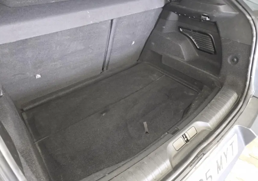 Coffre ouvert vu de l'arrière d'une Alfa Romeo Junior gris métallisé, montrant l'espace de chargement vide.