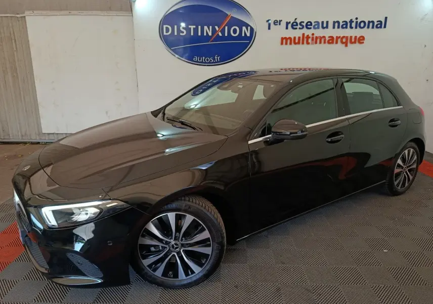 Mercedes Classe A 200 Business Line noire vue en 3/4 avant droit, avec jantes alliage et phares LED allumés.