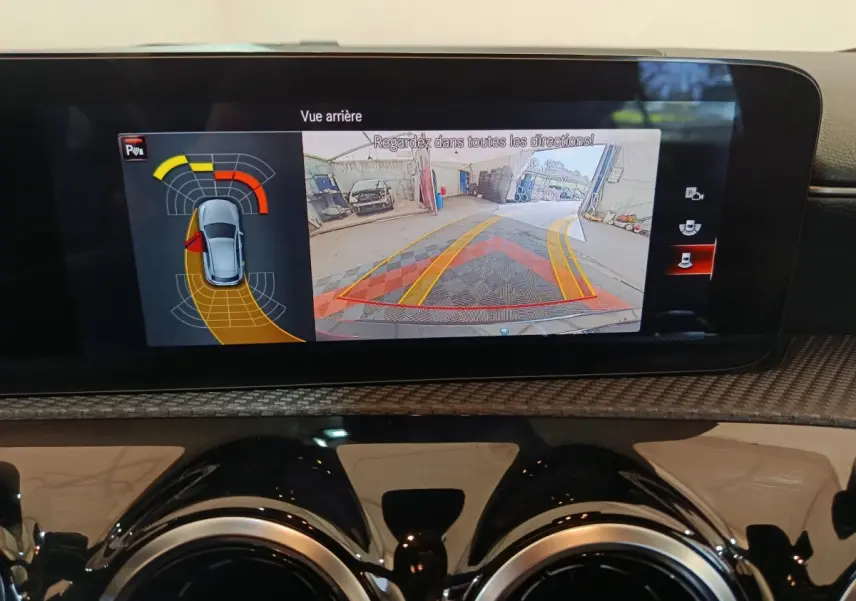 Écran tactile intérieur de la Mercedes Classe A 200 Business Line 2021 montrant la caméra de recul et l’aide au stationnement.