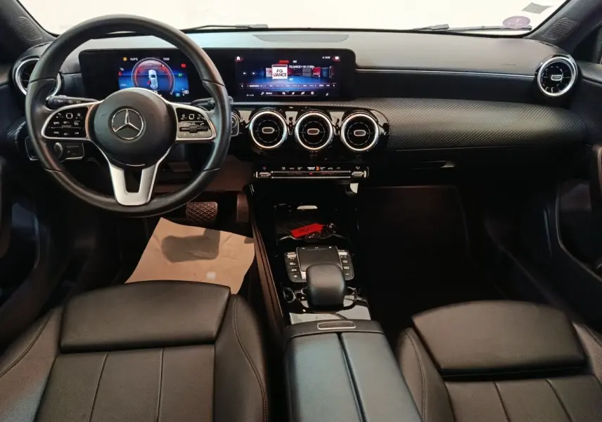 Intérieur noir de la Mercedes Classe A 200 Business Line 2021, vue de face sur le tableau de bord et volant multifonctions.