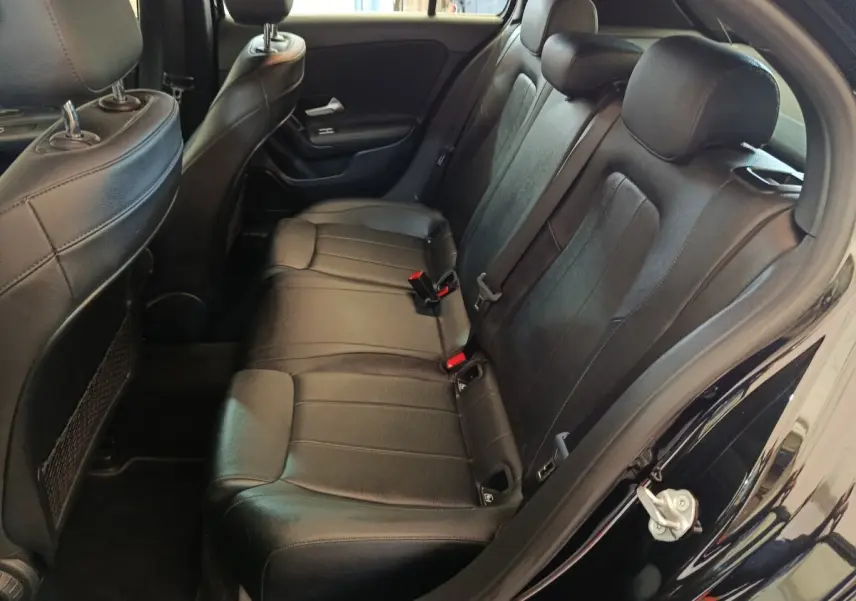 Vue côté droit sur la banquette arrière en cuir noir de la Mercedes Classe A A 200 Business Line 2021.