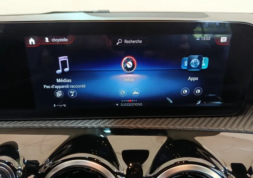 Gros plan sur l'écran tactile central du tableau de bord de la Mercedes Classe A noire, affichant le menu multimédia.