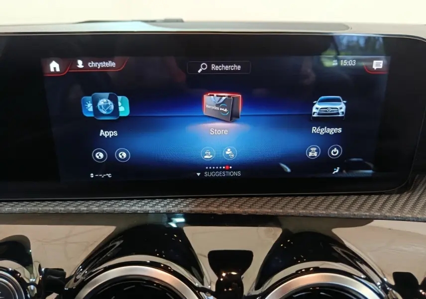 Écran tactile central de la Mercedes Classe A 200 Business Line 2021 affichant le menu principal, avec finition carbone autour.