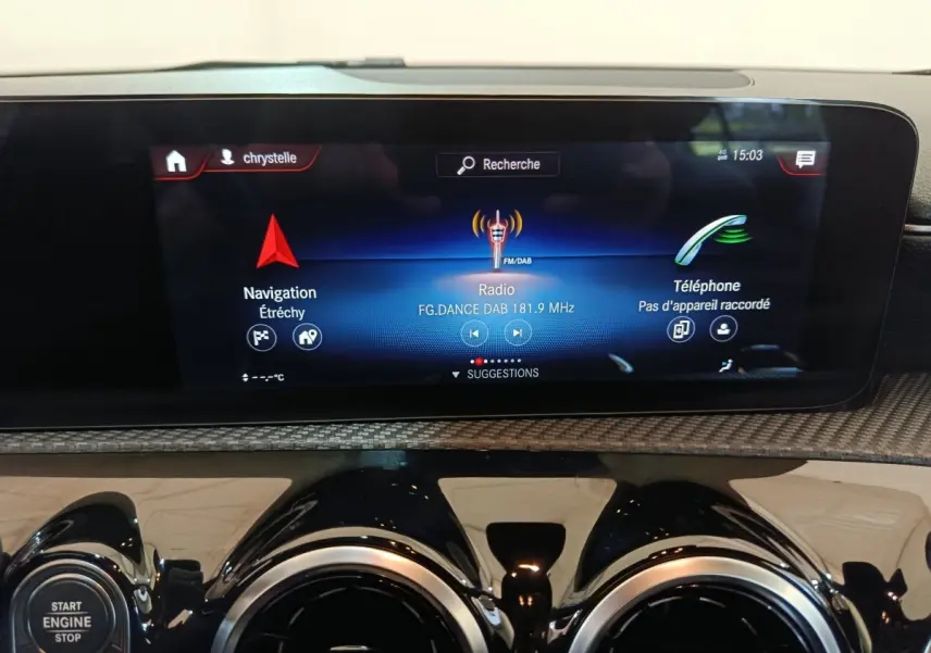 Vue rapprochée de l’écran tactile central noir affichant la navigation, radio et téléphone dans une Mercedes Classe A 200 Business Line.