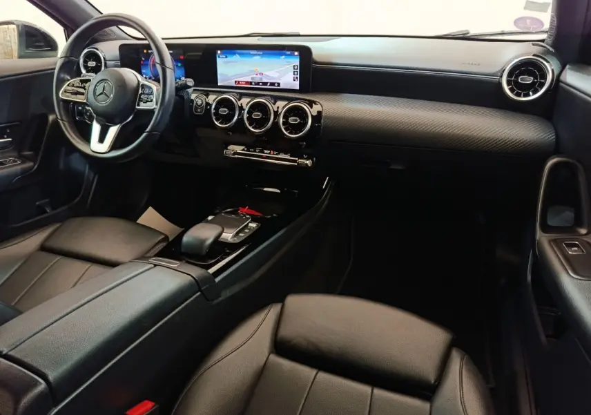 Intérieur noir de la Mercedes Classe A 200 Business Line 2021, vue de côté droit sur tableau de bord et console centrale.