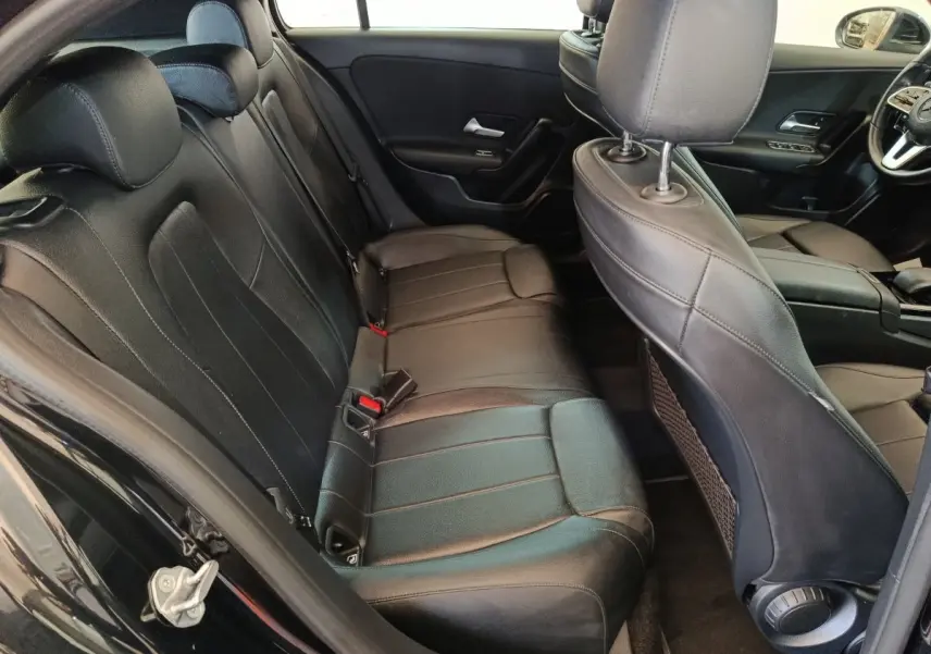 Vue intérieure côté gauche de la banquette arrière en cuir noir d'une Mercedes Classe A 200 Business Line 2021.