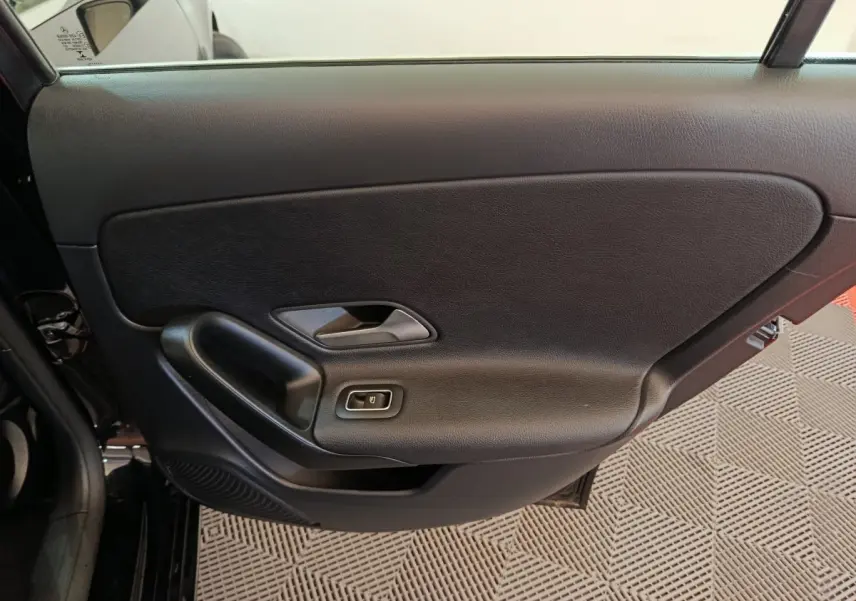 Vue rapprochée de la porte intérieure côté gauche noire de la Mercedes Classe A 200 Business Line 2021.