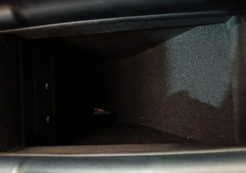 Vue rapprochée de la console centrale noire de la Mercedes Classe A 200 Business Line, montrant les ports USB intégrés.