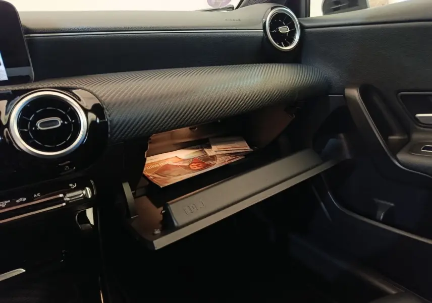 Intérieur noir de la Mercedes Classe A 200 Business Line 2021, vue côté passager avec boîte à gants ouverte.