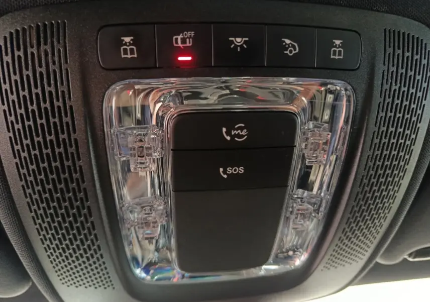 Vue rapprochée du plafonnier noir avec boutons d'appel d'urgence et éclairage intérieur d'une Mercedes Classe A 200 Business Line.