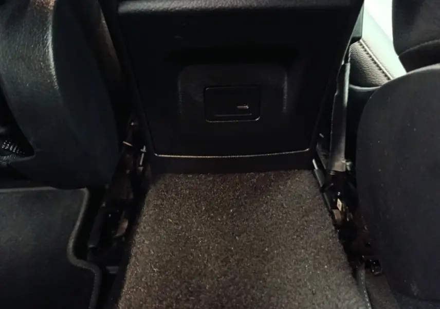 Vue rapprochée de la prise USB arrière et tapis noir dans l’habitacle d’une Mercedes Classe A A 200 Business Line 2021.