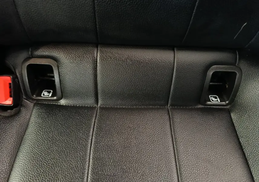 Gros plan sur la banquette arrière noire en cuir avec fixations Isofix visibles sur une Mercedes Classe A 200 Business Line.