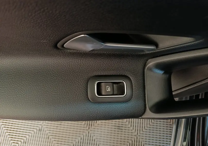Détail de la poignée intérieure noire côté gauche avec bouton de verrouillage sur Mercedes Classe A A 200 Business Line 2021.