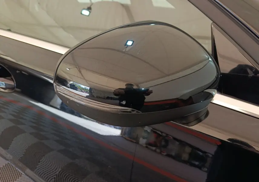Rétroviseur côté gauche noir brillant de la Mercedes Classe A 200 Business Line 2021 vue en gros plan.
