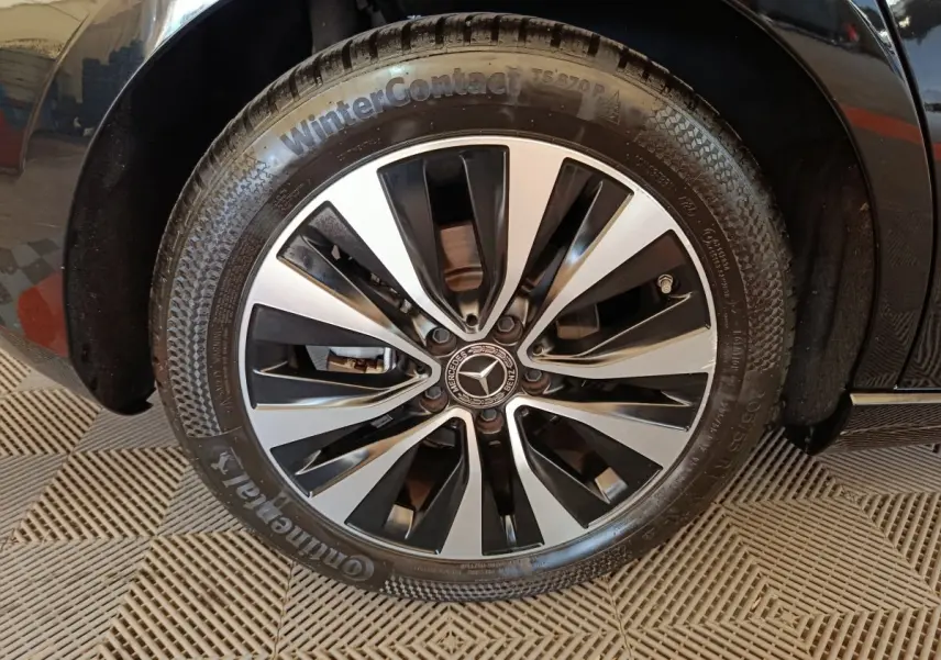 Gros plan sur la roue avant droite noire d'une Mercedes Classe A 200 Business Line avec jante alliage bicolore.