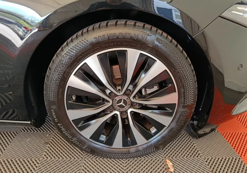Gros plan sur la roue avant droite noire d'une Mercedes Classe A 200 Business Line 2021 avec jante alliage distinctive.