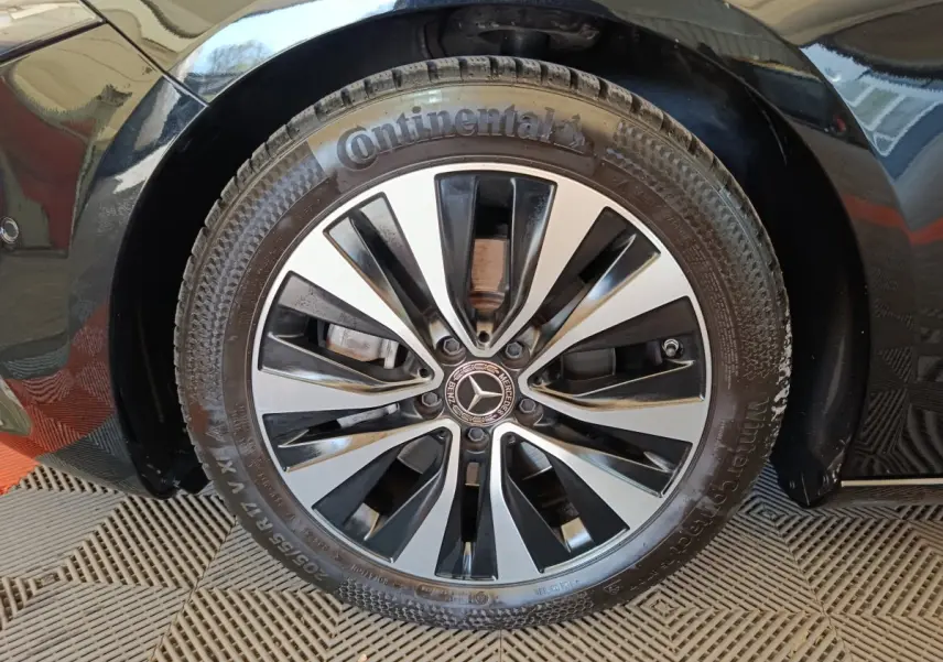 Gros plan sur la roue avant droite noire d'une Mercedes Classe A 200 Business Line avec jante alliage et pneu Continental.