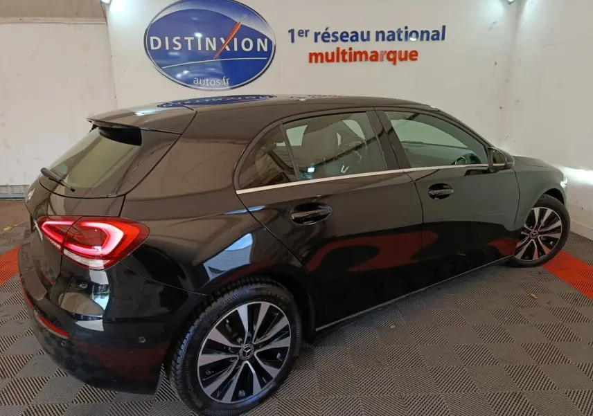 Vue 3/4 arrière droite d'une Mercedes Classe A noire 2021 avec feux LED et jantes alliage distinctives.